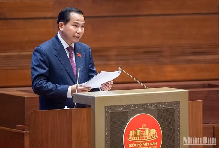 Chủ nhiệm Ủy ban Tài chính, Ngân sách Lê Quang Mạnh trình bày Báo cáo tiếp thu, giải trình, chỉnh lý dự án Luật Giá (sửa đổi). (ẢNH: ĐĂNG KHOA)