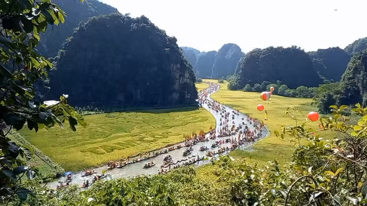 Hàng trăm chiếc thuyền xuôi dòng sông Ngô Đồng trong lễ khai mạc - Ảnh: DƯƠNG AKA