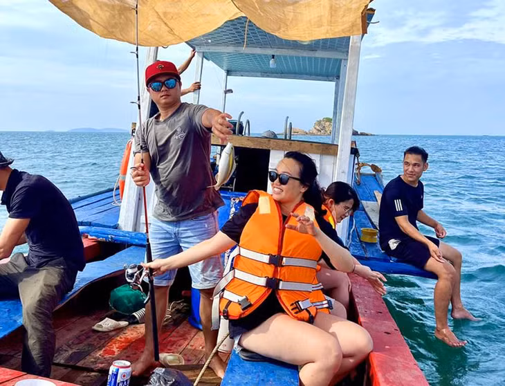 Du khách ra khơi câu cá cùng ngư dân Thanh Lân (huyện Vân Đồn). Ảnh: Tạ Quân