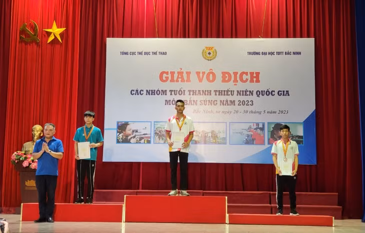 VĐV Nguyễn Thế Phong- QN nhận HCV