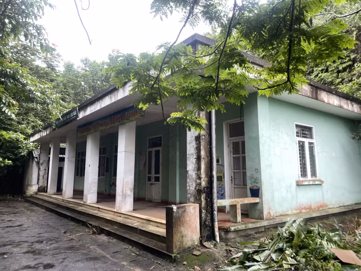 Điểm Trường Mầm non Khe Sâu (xã Nam Sơn) được đầu tư xây dựng khá khang trang nhưng sau nhiều năm để không nay cũng rơi vào tình trạng bỏ hoang.
