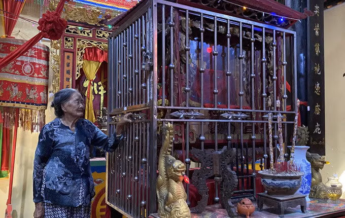 Bà Lương Hoàng Oanh - Phó Ban quản lý Công thần miếu - bên nơi bảo quản sắc phong. Ảnh: An Bình