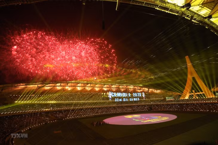 Màn pháo hoa báo hiệu SEA Games 32 chính thức khởi tranh.