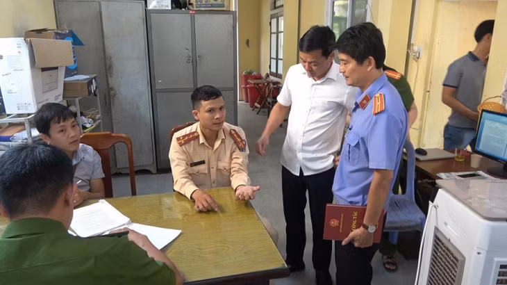 Nhóm đối tượng đi xe chở 4 tông vào Đại úy Huỳnh Văn Lũy khiến anh bị thương tích.