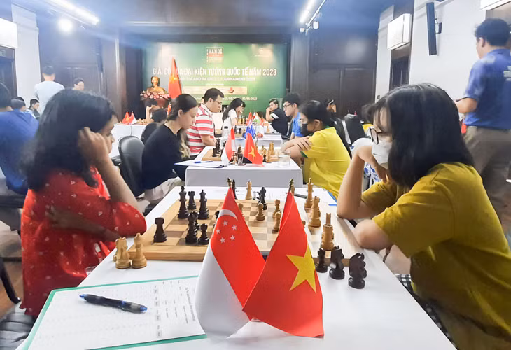 Cẩm Hiền (ngoài cùng bên phải) thi đấu ấn tượng tại giải giao hữu Việt Nam - Singapore. Ảnh: Nhân vật cung cấp