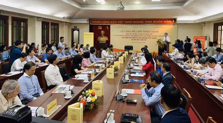 Buổi ra mắt bộ sách thu hút đông đảo đại biểu tham dự.