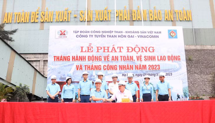 Lãnh đạo Công ty Tuyển than Hòn Gai ký cam kết thi đua hưởng ứng Tháng hành động ATVSLĐ năm 2023.