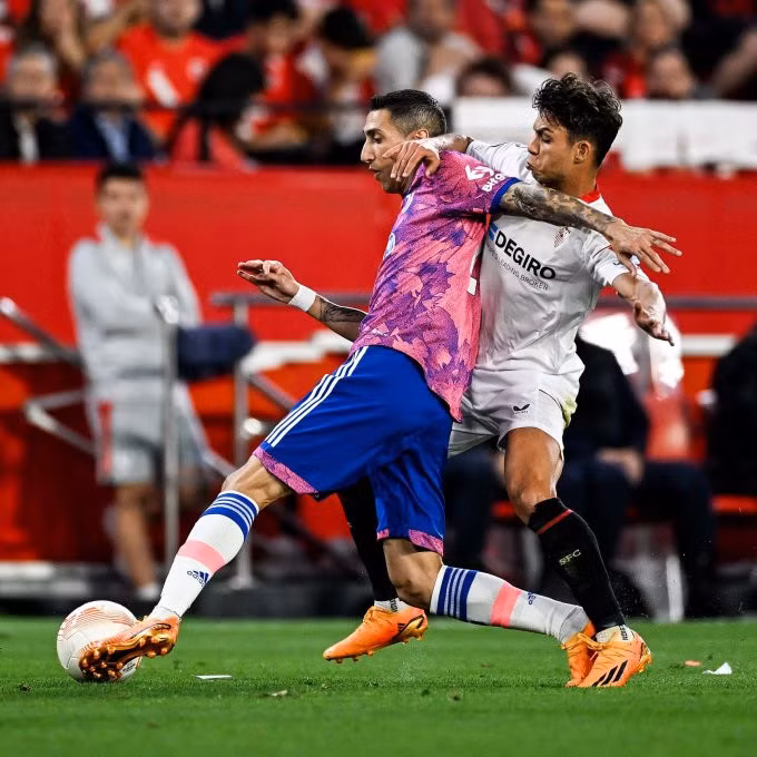 Di Maria bị cầu thủ Sevilla truy cản trong một pha đi bóng ở hiệp phụ. Ảnh: Juventus FC
