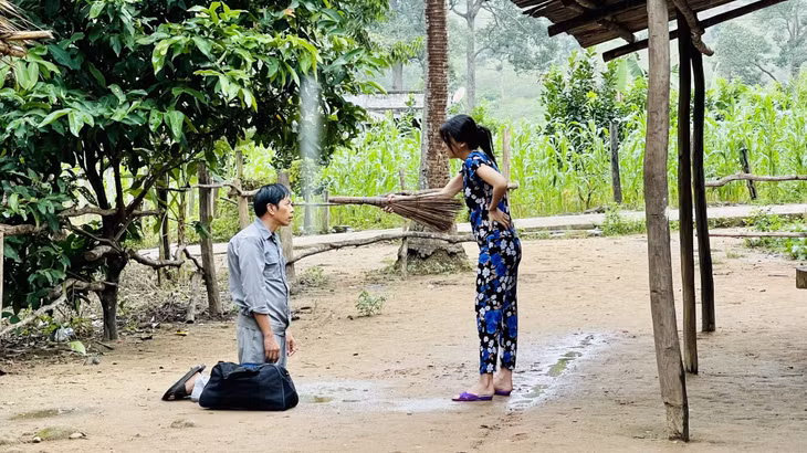 Cao Thái Hà và Thái Hòa phim “Mẹ rơm“. Ảnh: Nhà sản xuất cung cấp