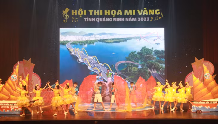 Tiết mục tốp ca liên khúc "Quảng Ninh quê em" - "Em yêu Tổ quốc Việt Nam" của đội thi TP Uông Bí.