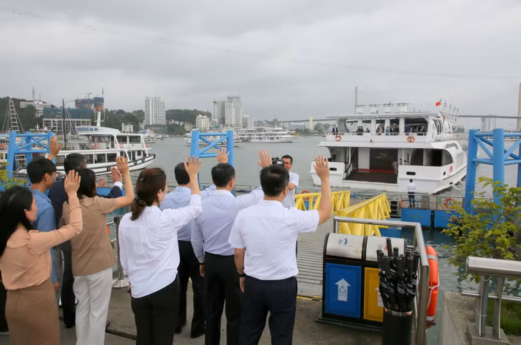 Đoàn đón tiếp của UBND tỉnh tiễn ngài Thủ tướng Xavier Bettel cùng đoàn đại biểu cấp cao Luxembourg lên tàu tham quan Vịnh Hạ Long.