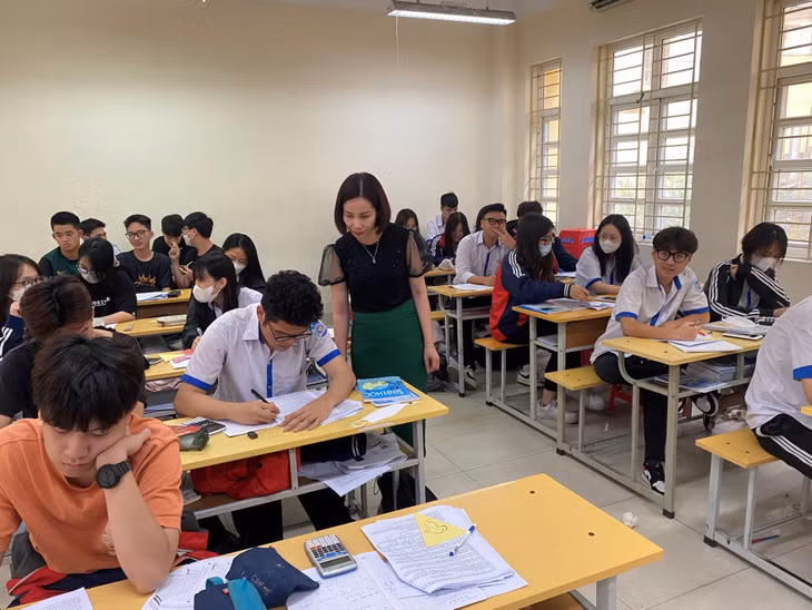 Học sinh trường THPT Hòn Gai trong một giờ ôn tập môn Sinh học.