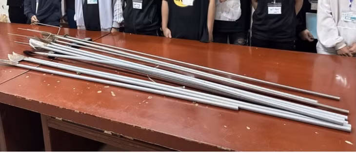 Những tuýp sắt gắn dao phóng lợn và đinh ba được 2 nhóm thanh thiếu niên sử dụng làm hung khí hỗn chiến.