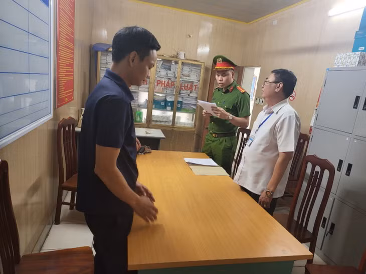 Phòng Cảnh sát kinh tế Công an tỉnh Hải Dương thực hiện lệnh bắt giữ đối tượng Phan Việt Hoà.