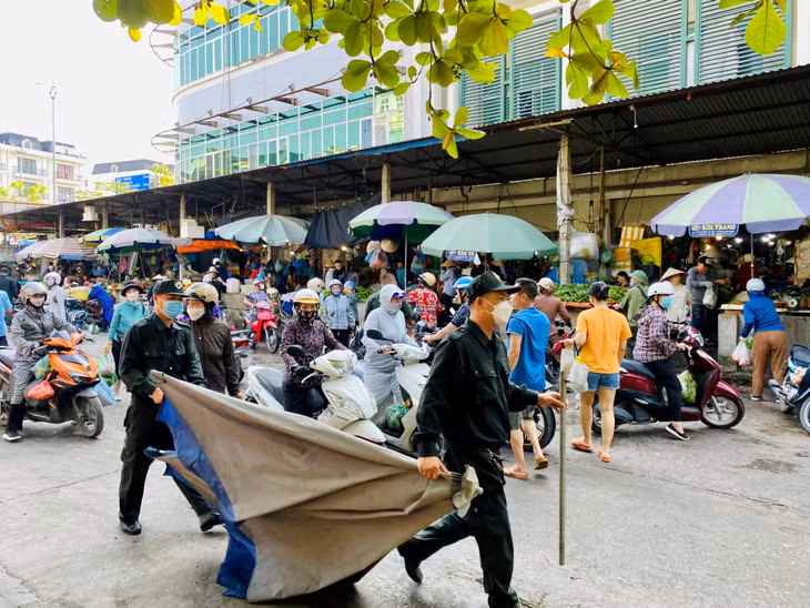 Đội Kiểm tra TTĐT và Môi trường TP Hạ Long thực hiện tháo dỡ các ô dù lấn chiếm trên vỉa hè.