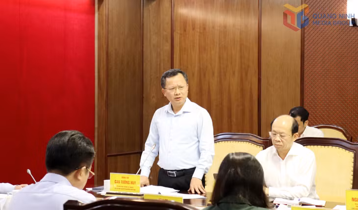 Đồng chí Cao Tường Huy, Quyền Chủ tịch UBND tỉnh, phát biểu tại hội nghị.