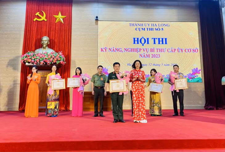 Ban tổ chức trao giải Nhất cho thí sinh Nguyễn Hữu Thoảng, Phó Bí thư Đảng uỷ quân sự, Chính trị viên Ban Chỉ huy quân sự thành phố.
