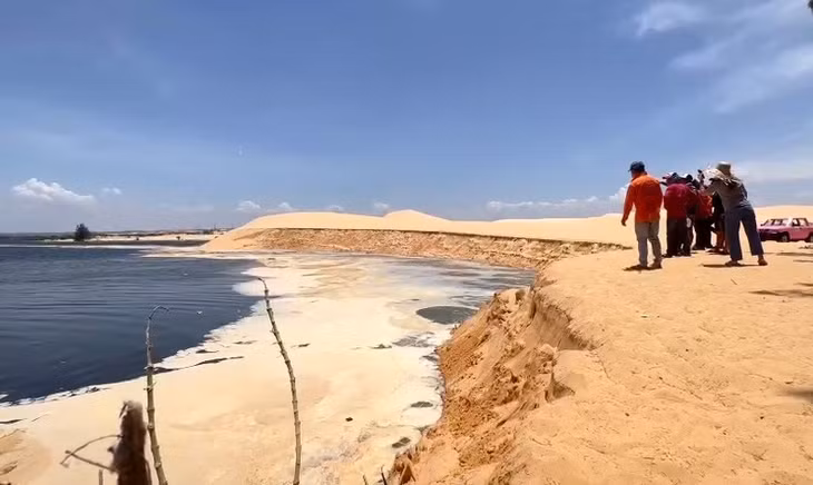 Vị trí sạt lở có chiều dài khoảng 70-80m, chiều ngang nước lấn vào đồi cát khoảng 25m.