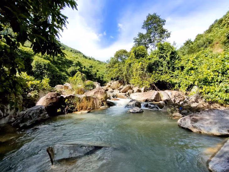 Thác Khe San với khung cảnh thơ mộng và dòng nước trong vắt.