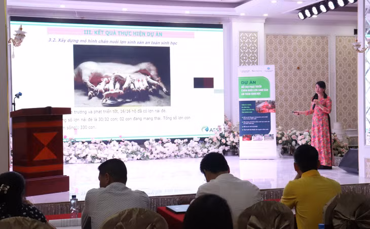 Quang cảnh buổi lễ sơ kết “Hỗ trợ phát triển chăn nuôi lợn sinh sản an toàn sinh học”.