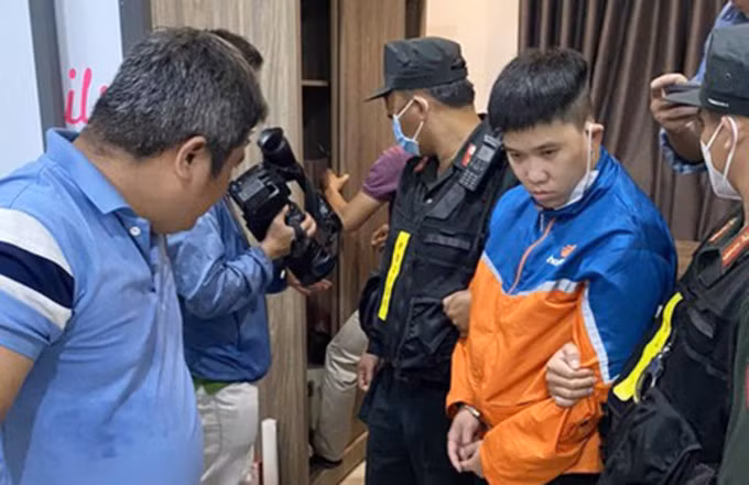 Trương Ngọc Mai (áo cam) bị cảnh sát bắt. Ảnh: Công an cung cấp