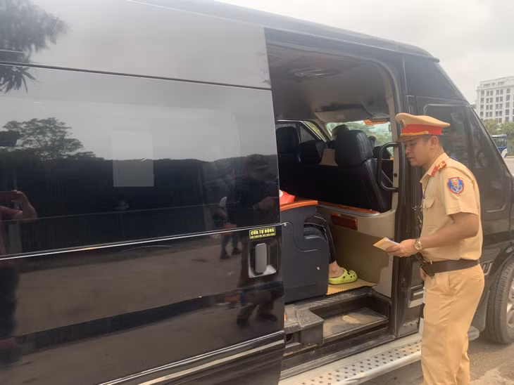 Lực lượng CSGT, Phòng CSGT đường bộ, đường sắt Công an tỉnh Quảng Ninh kiểm tra phương tiện tham gia giao thông trên Quốc lộ 18 đoạn đi qua địa bàn TP Hạ Long.