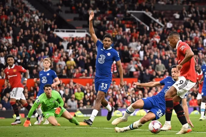 Martial (số 9) nâng tỷ số lên 2-0 cho Man Utd. Ảnh: AFP