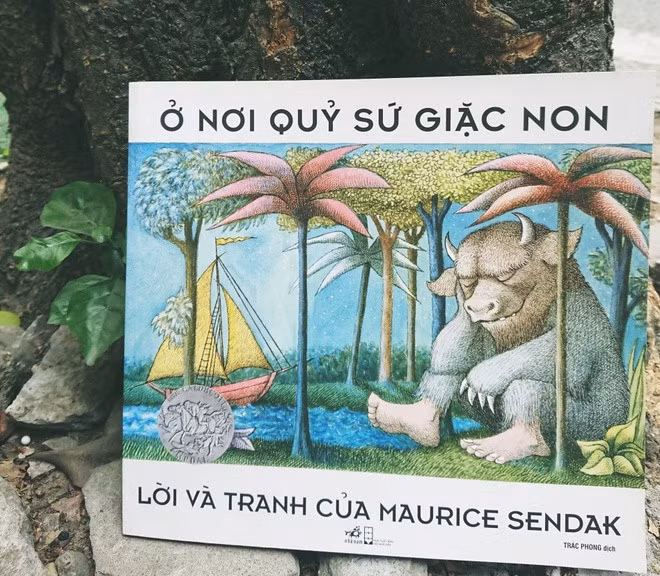 Cuốn Where The Wild Things Are được xuất bản tại Việt Nam với tên Ở nơi quỷ sứ giặc non. Ảnh: Nhã Nam.