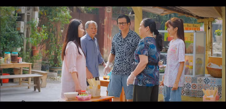 Diễn viên Ngọc Huyền hứng trọn bát bún. Ảnh: CMH.