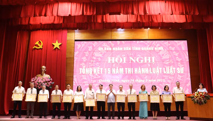 Nhân dịp này, UBND tỉnh tặng bằng khen cho 15 tập thể và 14 cá nhân có thành tích xuất sắc trong việc thi hành Luật Luật sư.