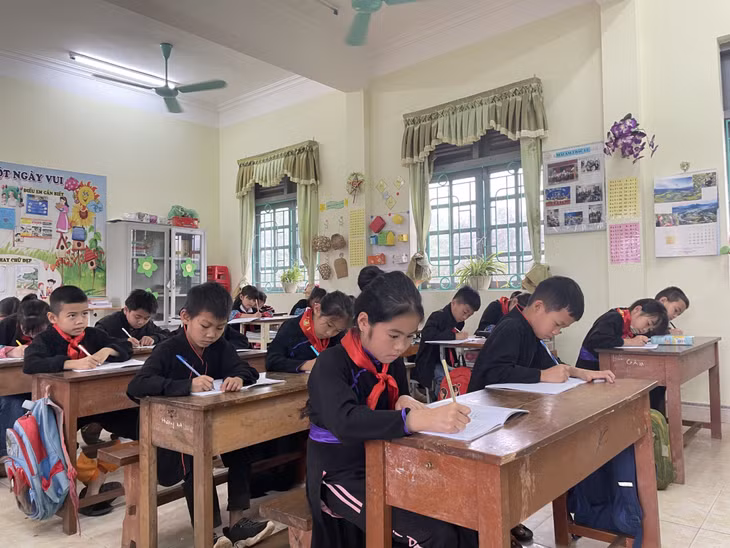 Một giờ học của học sinh Trường PTDTBT TH&amp;THCS Hà Lâu (huyện Tiên Yên).