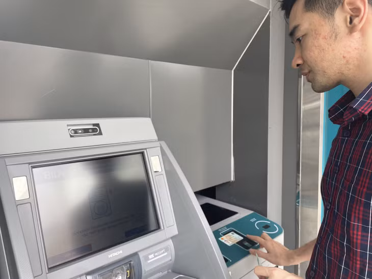 Khách hàng rút tiền bằng CCCD gắn chip tại ATM đa năng của BIDV Quảng Ninh.