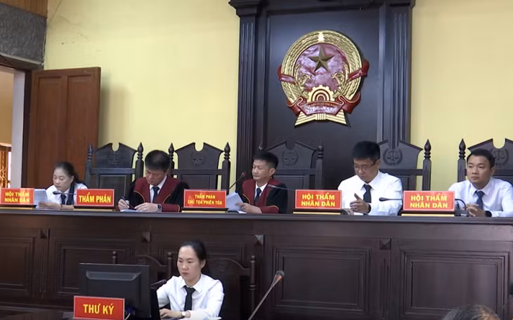 Hội đồng xét xử vụ án "Tham ô tài sản" xảy ra tại Chi cục Thi hành án dân sự huyện Yên Châu