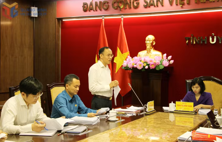 Đồng chí Dương Mạnh Cường, Chánh Văn phòng Tỉnh ủy, báo cáo hoạt động của Văn phòng Tỉnh ủy thời gian vừa qua.