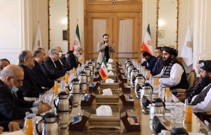 Ngoại trưởng Iran Hossein Amir-Abdollahian trong cuộc gặp với người đồng cấp Afghanistan Amir Khan Muttaqi. Ảnh: AFP