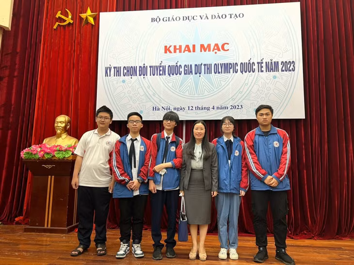 Trần Duy Phương, Trường THPT Chuyên Hạ Long (thứ 3, trái sang), là một trong 5 học sinh được Bộ GD&amp;ĐT triệu tập tham dự Kỳ thi chọn đội tuyển Olympic tổ chức tháng 4/2023. (Ảnh Trường THPT Chuyên Hạ Long cung cấp)