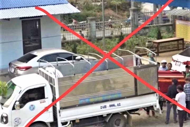 Ô tô chở quan tài và vòng hoa đưa đến trụ sở UBND xã Sơn Bình. (Ảnh: Công an cung cấp)