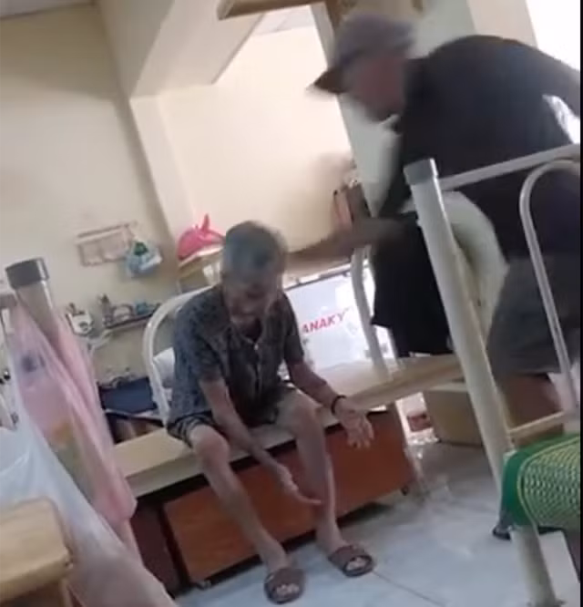 Người đàn ông liên tục chửi bới và đánh vào đầu, chân của cụ bà 85 tuổi. (Ảnh: Cắt từ clip)