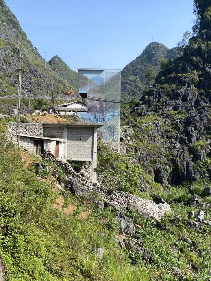 Những ngôi nhà 'tàng hình' đẹp như cảnh ghép giữa cao nguyên đá Hà Giang ảnh 4