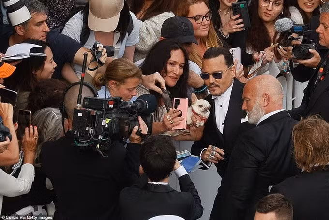 Johnny Depp được công chúng ở Cannes chào đón (Ảnh: Daily Mail).