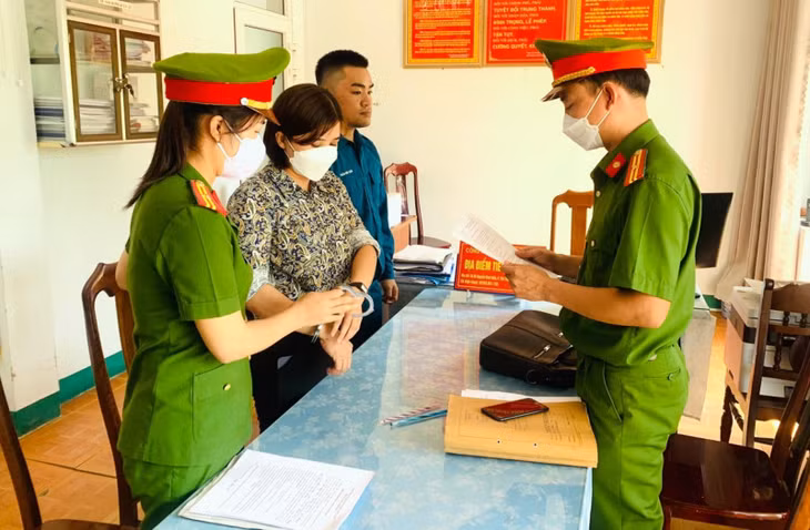 Cơ quan điều tra tống đạt quyết định khởi tố Trần Thị Hồng.