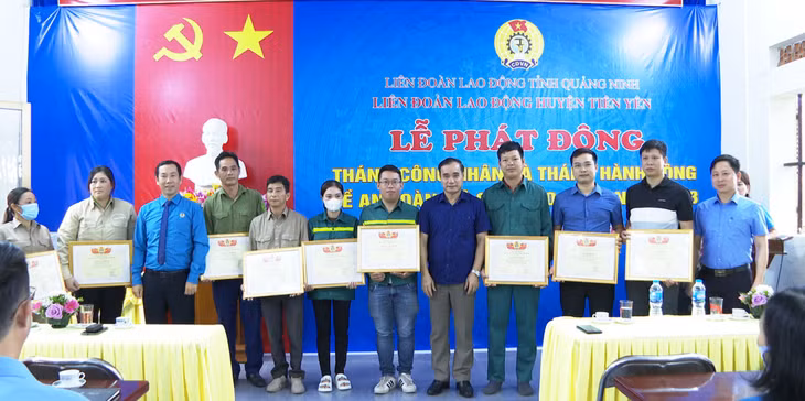 Lãnh đạo huyện và LĐLĐ huyện Tiên Yên khen thưởng, biểu dương 10 công nhân tiêu biểu xuất sắc tại lễ phát động Tháng Công nhân năm 2023