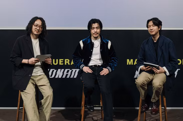 Từ trái qua: đại diện Hybe IM, ca sĩ Midnatt và đại diện Big Hit Music - những người đứng sau ca sĩ ảo Midnatt - Ảnh: HYBE