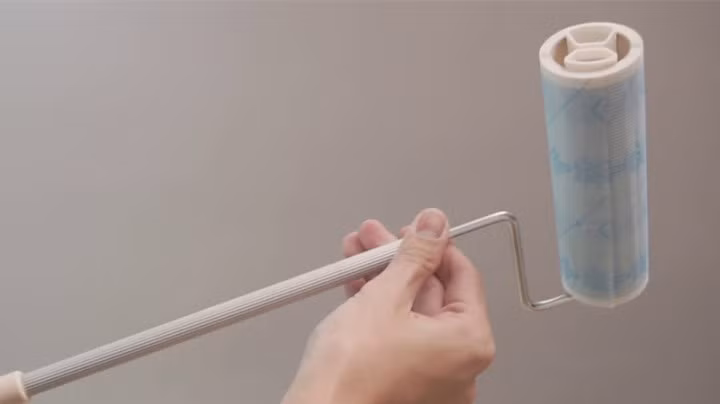 Quét mạng nhện bằng cây lăn bụi cán dài.
