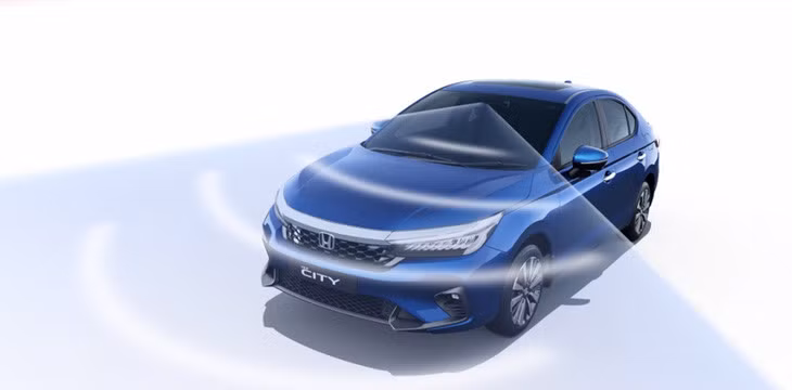 Với Sensing, Honda City 2023 có thể cạnh tranh tốt hơn với Toyota Vios 2023 xét về trang bị. Vios vừa được nâng cấp thêm tính năng an toàn hiện đại trong gói Toyota Safety Sense nhưng chỉ dừng lại ở cảnh báo va chạm sớm và cảnh báo lệch làn đường - Ảnh: Honda
