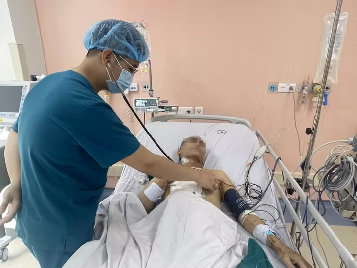 Bác sĩ khám cho bệnh nhân suy tim giữa trưa hè.