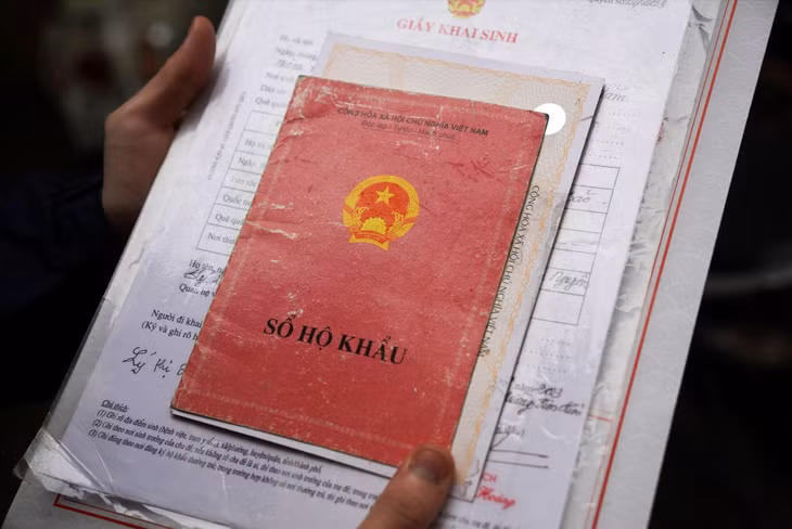 Một số thủ tục hành chính lĩnh vực ngân hàng không yêu cầu người dân phải xuất trình sổ hộ khẩu giấy. Ảnh minh họa: Phạm Đông