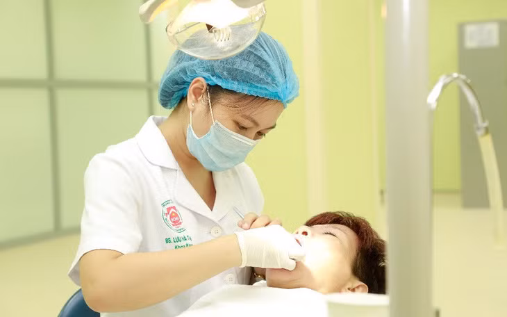 Kiểm tra sức khỏe răng miệng cho bệnh nhân. Ảnh: Bệnh viện TWQĐ 108.