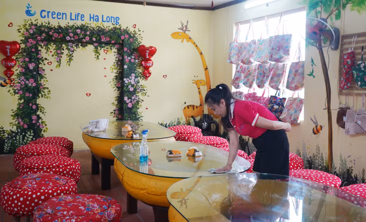 Thậm chí bàn, ghế ở đây cũng được tái chế từ lốp xe ô tô cũ, phao tàu bỏ đi.