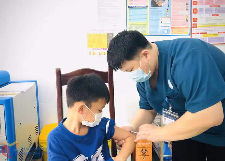 Tiêm vắc-xin phòng bệnh cho trẻ tại TTYT huyện Bình Liêu.